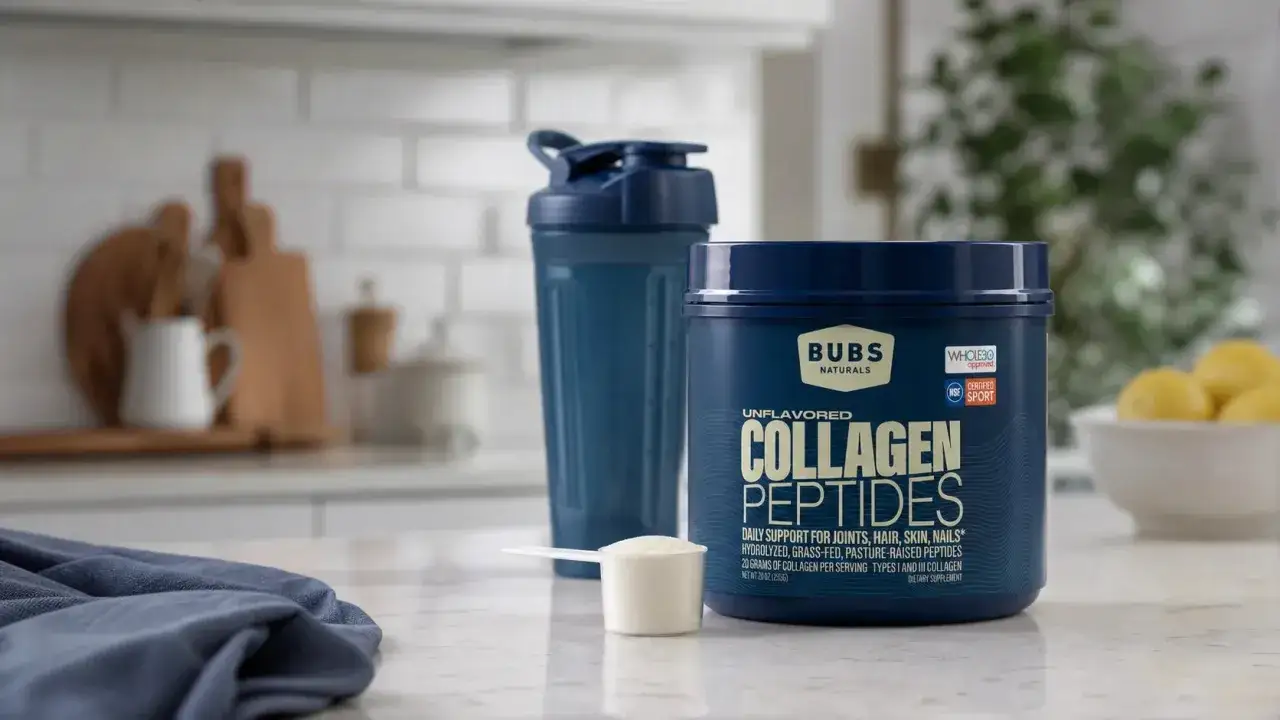 Un pot de peptides de collagène Bubs Naturals et une cuillère doseuse sur un comptoir de cuisine. Idéal pour savoir quand prendre du collagène pour la santé.