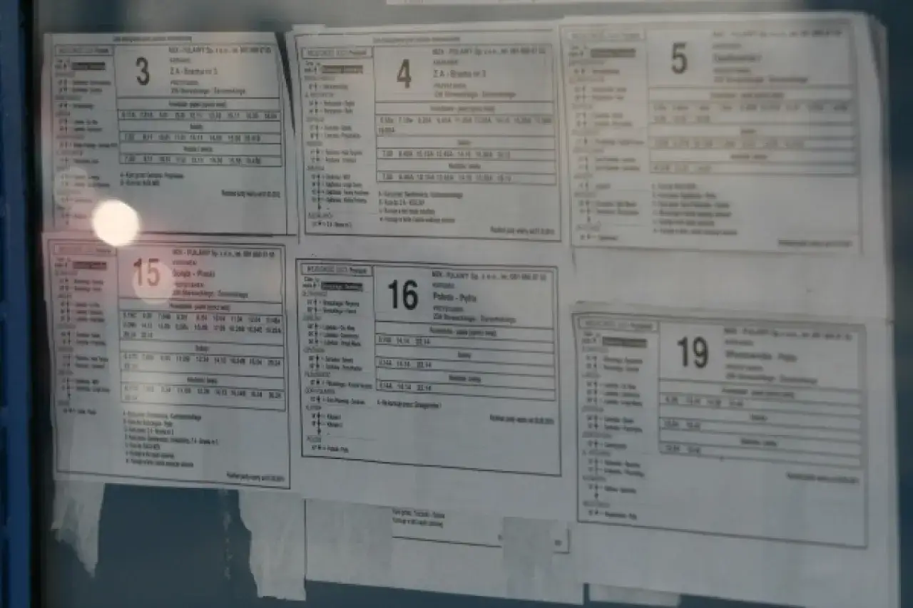 Rozkład jazdy autobusów 136, 3, 4, 5, 15, 16, 19. Widoczne czasy odjazdów i trasy.