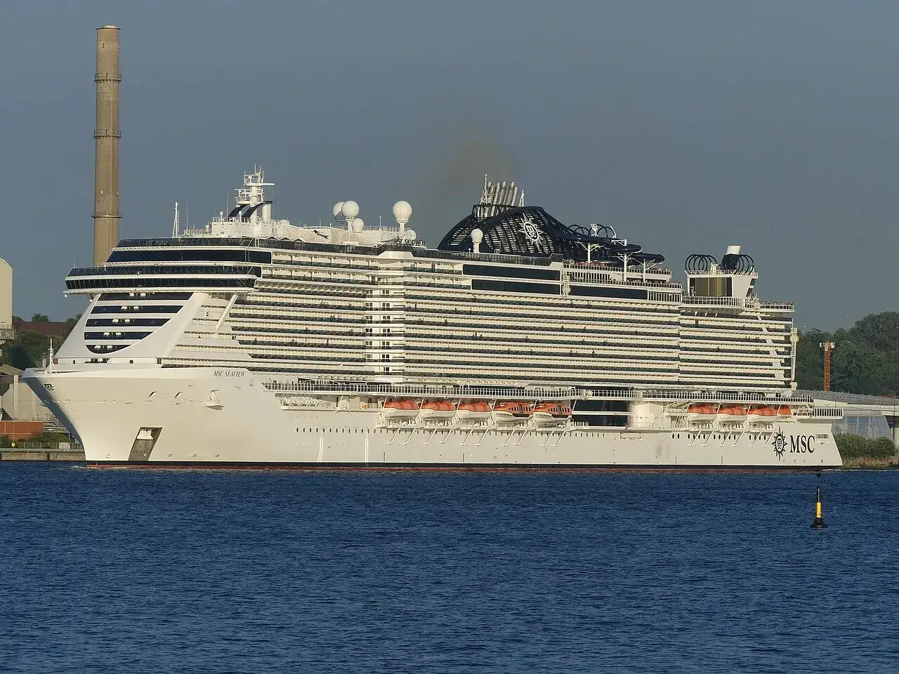 MSC Seaview, un gigante bianco solca le acque, la sua altezza imponente domina il paesaggio.