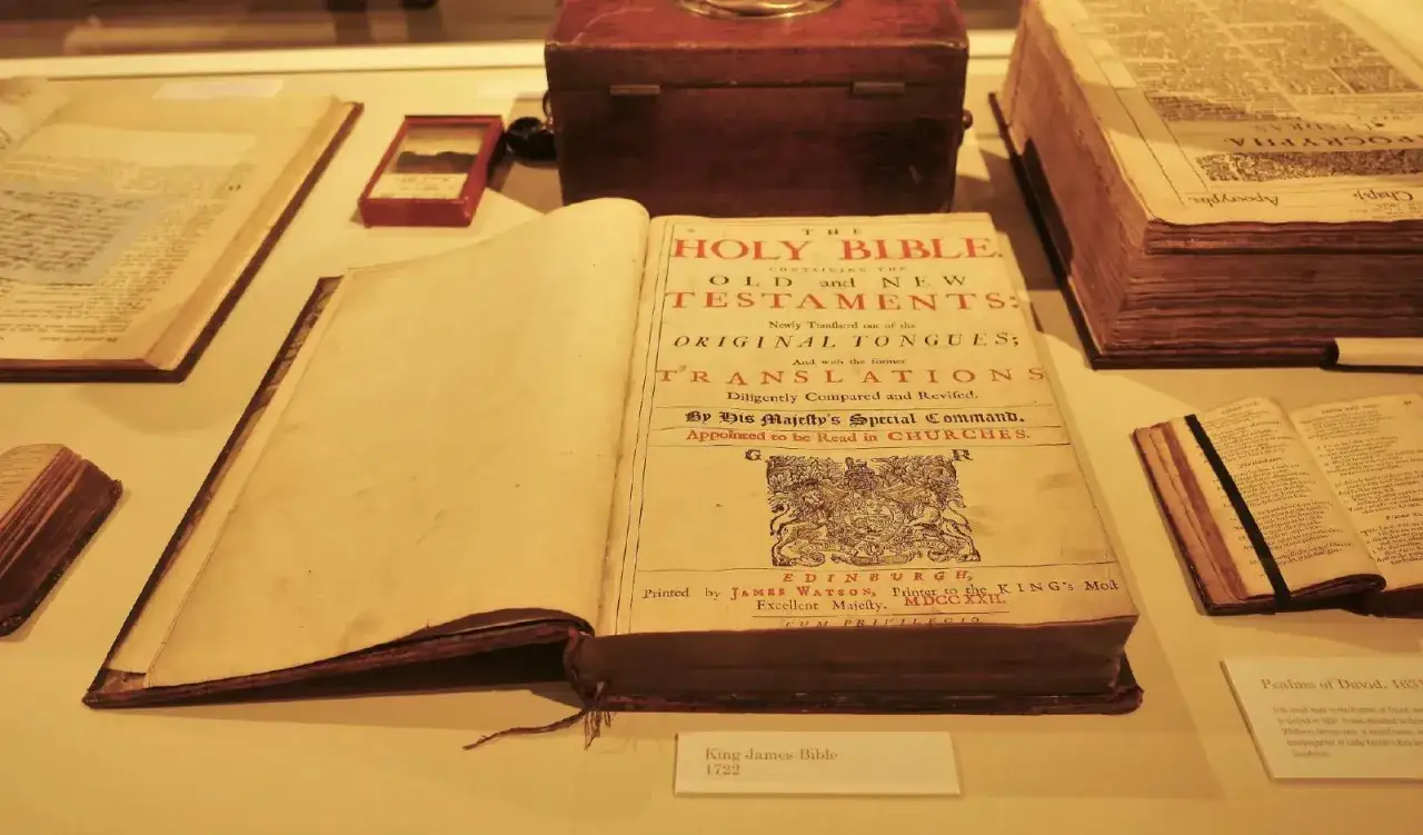 Otwarta Biblia Króla Jakuba z 1722 roku, zawierająca Stary i Nowy Testament, przypomina o tym, kiedy powstał stary testament.