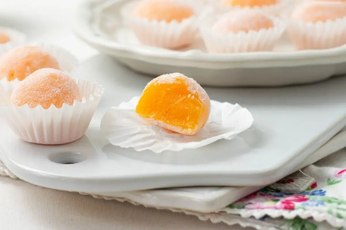 Dulces y esponjosos, así son las yemas de Santa Teresa receta. Un postre tradicional que se deshace en la boca.