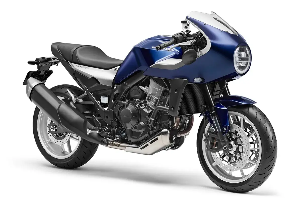 Moto cl&aacute;sica moderna azul con carenado deportivo y detalles plateados.