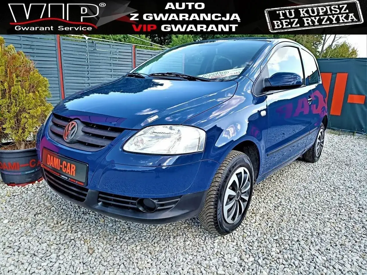Niebieski VW Fox 1.2, idealny do miasta. Szukasz opinii na forum? Ten egzemplarz z gwarancją VIP to świetny wybór bez ryzyka.