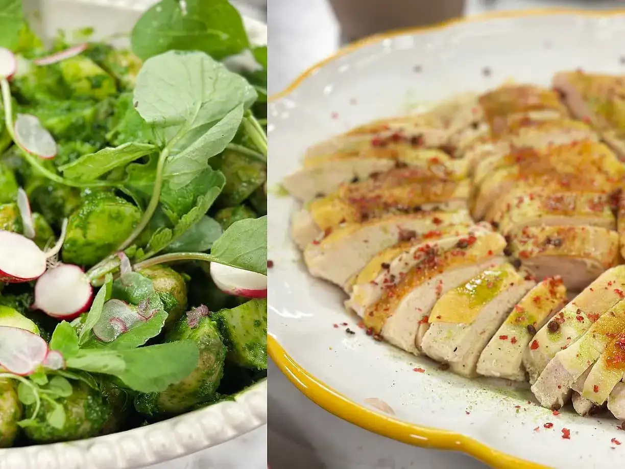 Skivad kycklingfilé med peppar och en grön sallad med rädisor. Perfekt marinad till kycklingfile!