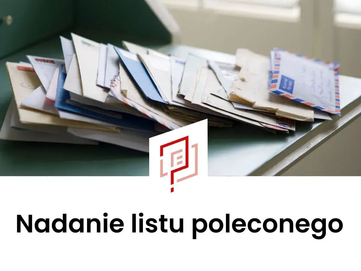Stos listów, wśród nich list polecony, czeka na wysyłkę.