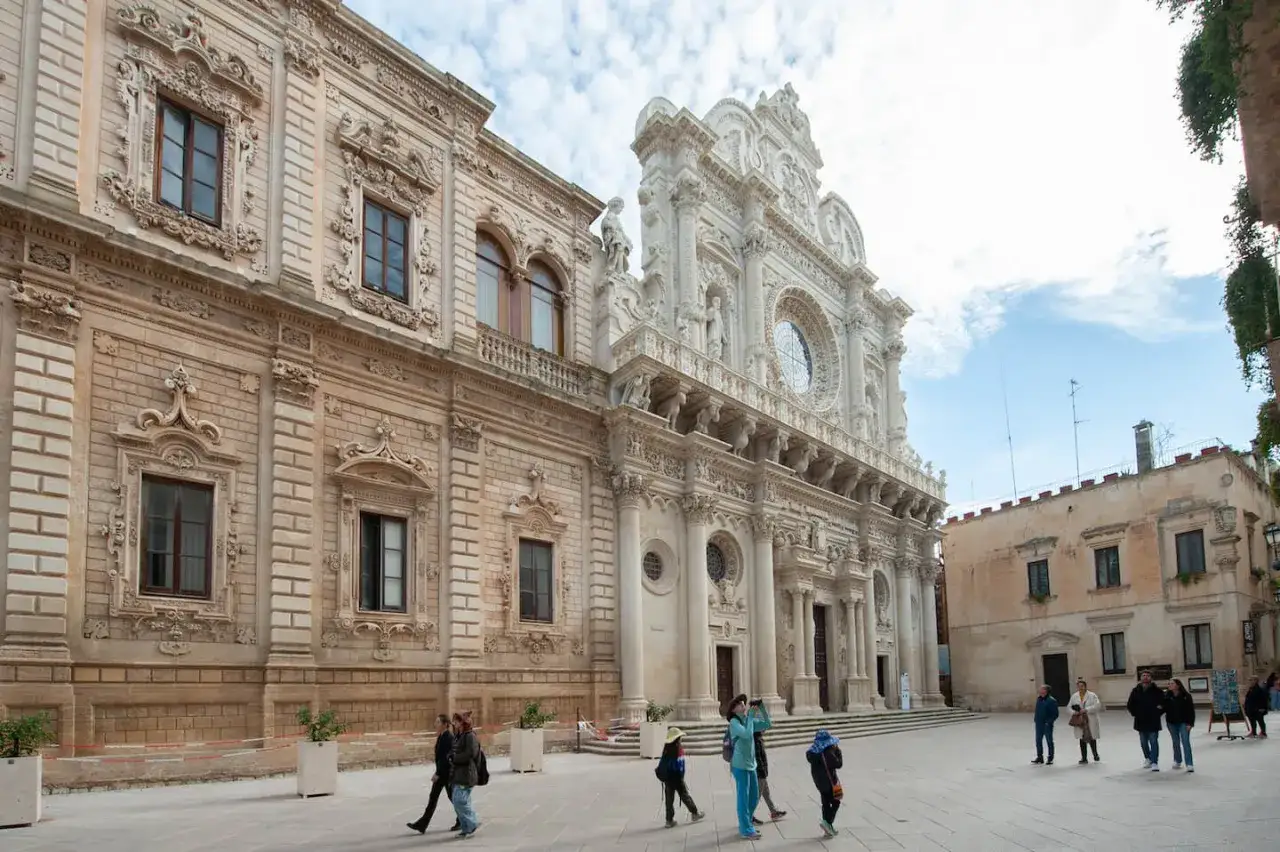 Piazza del Duomo a Lecce, un paese ricco di storia e architettura barocca. Turisti ammirano la facciata della cattedrale.