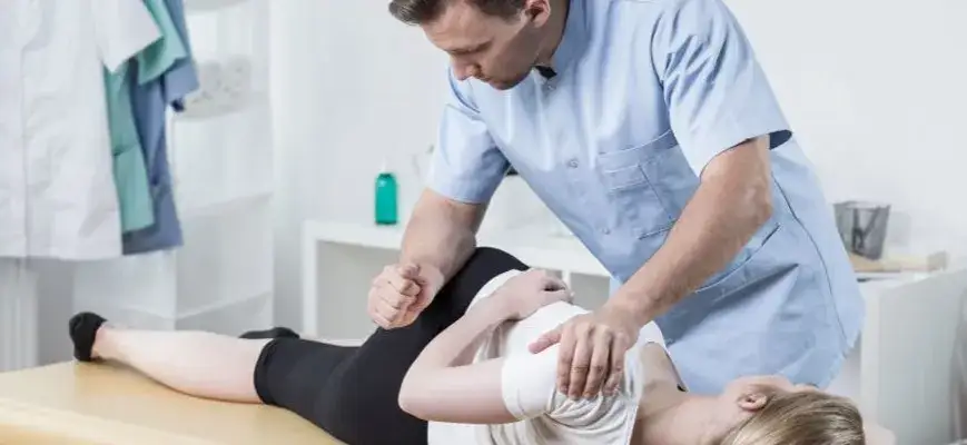 fizjoterapeuta w pracy terapia manualna