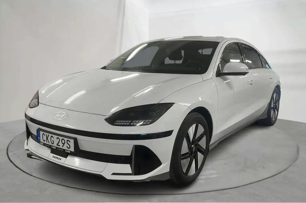 Vit Hyundai Ioniq 6, en elegant begagnad elbil med modern design och m&ouml;rka detaljer.