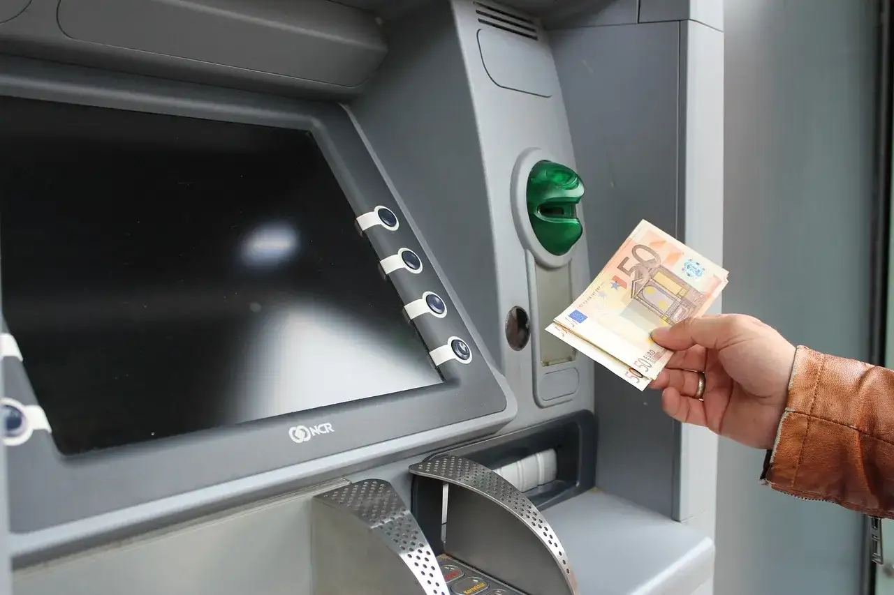 Ręka z banknotami 50 euro przy bankomacie. Waluta na Wyspach Kanaryjskich to euro, więc to typowy widok.