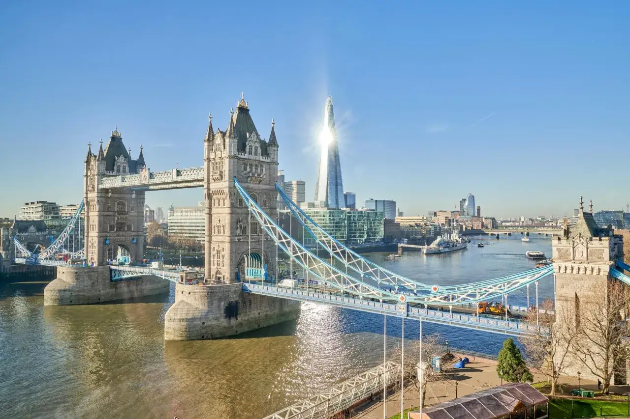 Tower Bridge w Londynie, słoneczny dzień. Zastanawiasz się, ile kosztuje nocleg w Londynie?