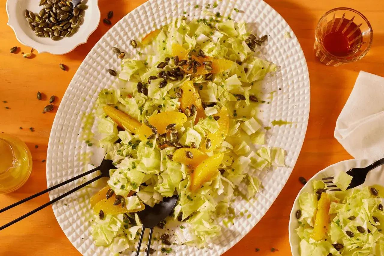 Zuckerhut Salat mit Orangen und Kürbiskernen. Der leicht bittere Salat ist erfrischend und knackig.
