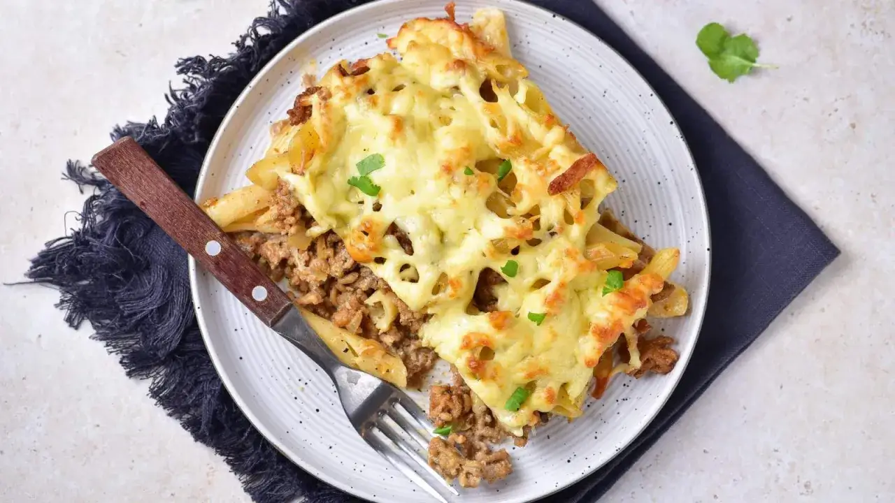 Zapiekanka z makaronem i mięsem mielonym, pokryta ciągnącym się serem. Coś fajnego z mięsa mielonego, idealne na obiad.
