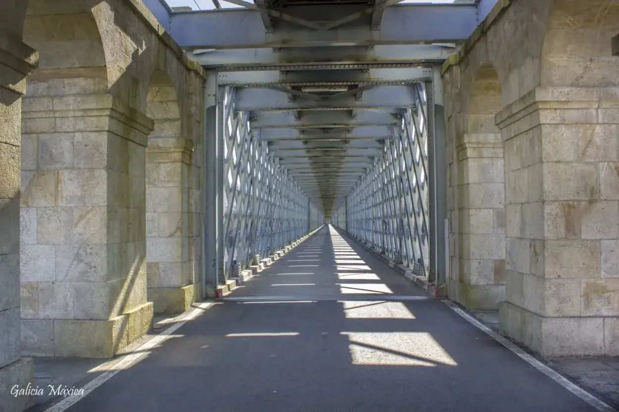 El puente internacional Tui se extiende como un t&uacute;nel de metal y piedra, invitando a cruzar la frontera.
