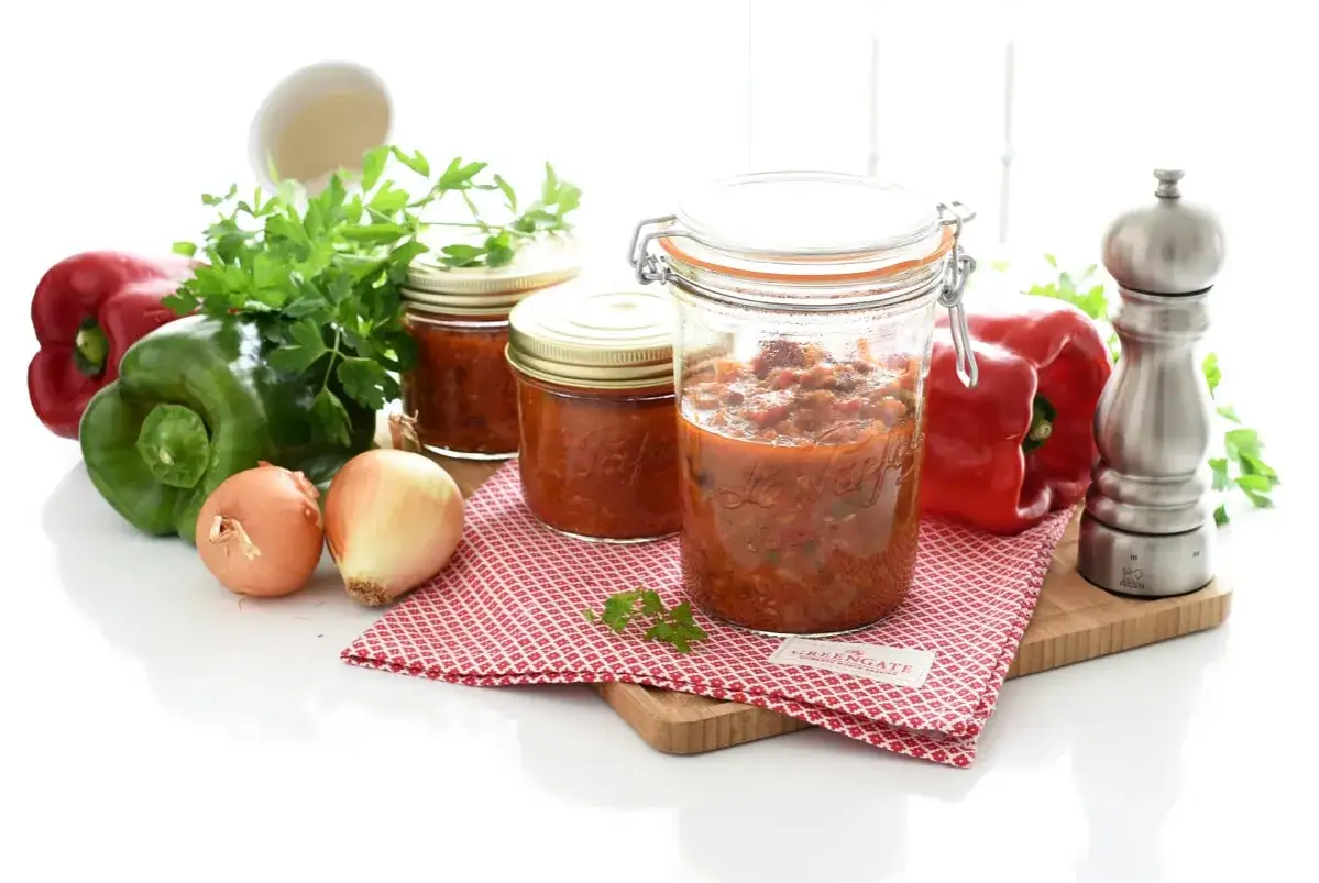 Pisto casero en frascos, con pimientos, cebollas y perejil. &iquest;Cu&aacute;nto dura el pisto en la nevera? &iexcl;Disfruta de su sabor!