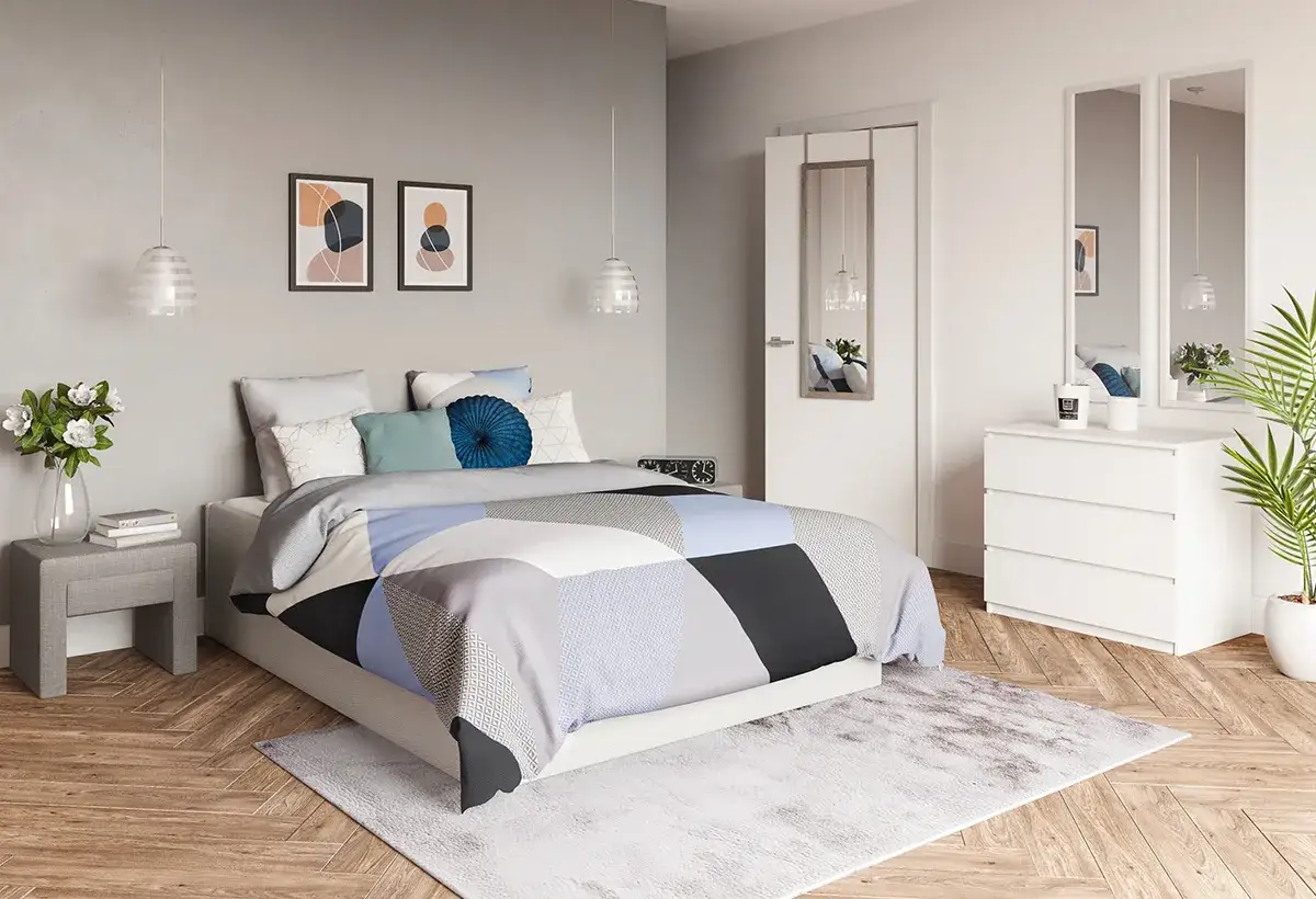 Chambre moderne avec un lit confortable, des tableaux abstraits et un miroir en face du lit, refl&eacute;tant la pi&egrave;ce.