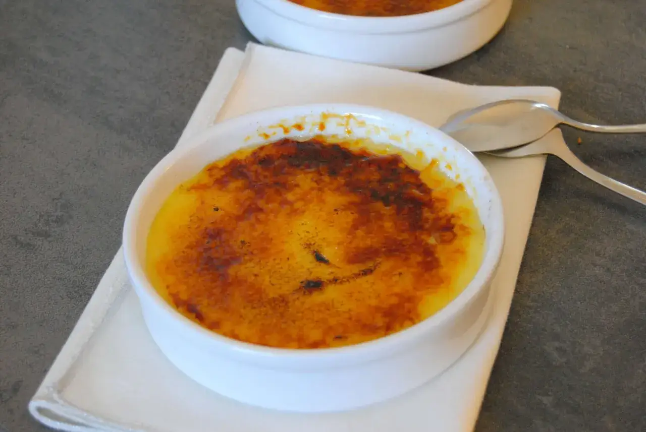 Crème brûlée et crème catalane, deux desserts aux textures caramélisées distinctes. La différence est subtile mais savoureuse.