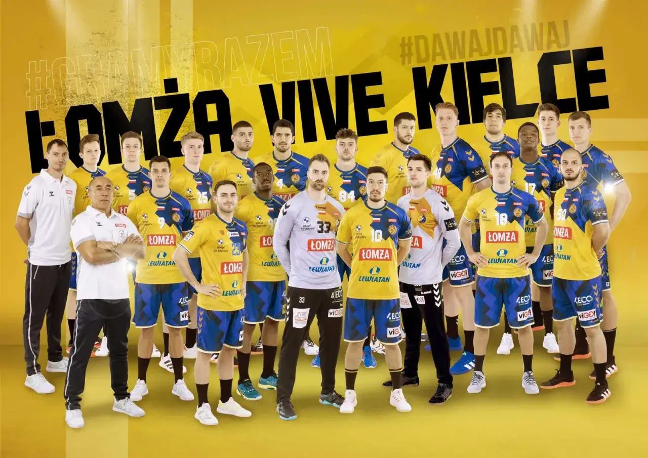Drużyna piłkarzy ręcznych Łomża Vive Kielce w żółto-niebieskich strojach, gotowa do walki.