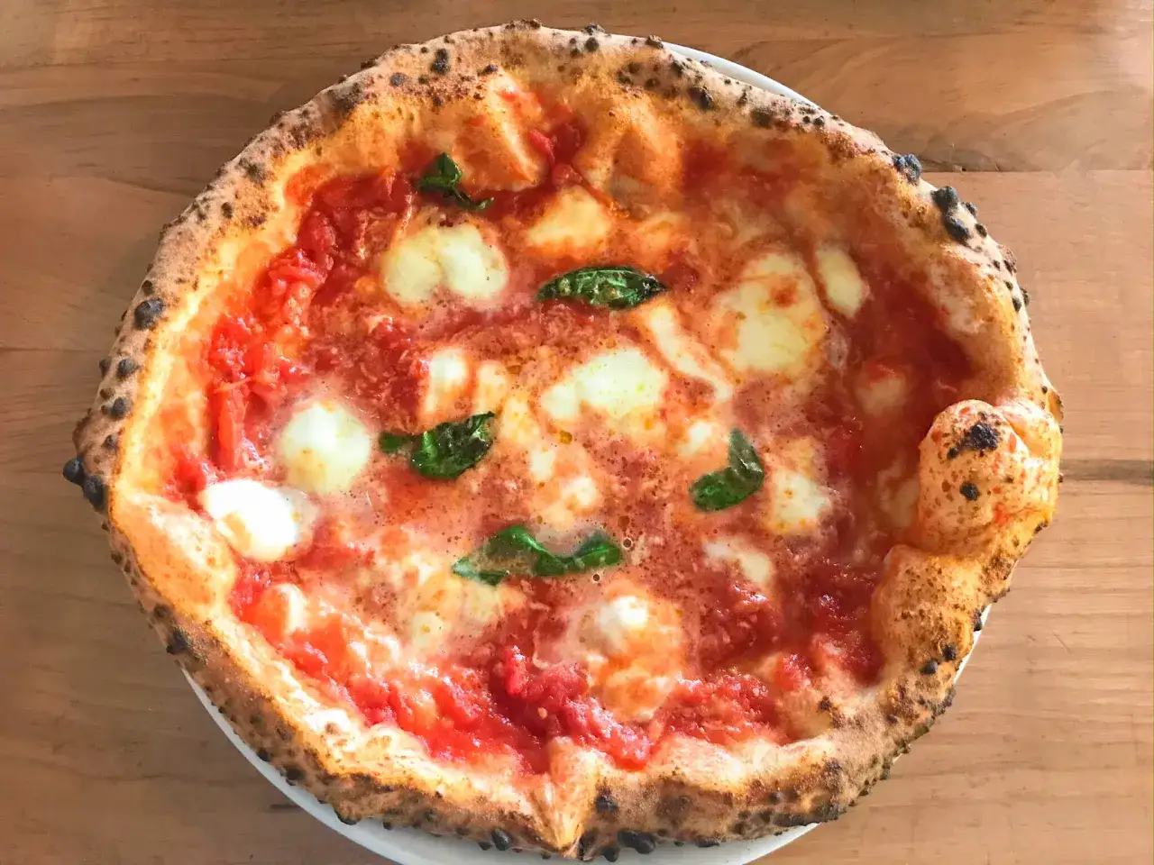 Margherita z puszystym brzegiem, sos pomidorowy, mozzarella i bazylia – to musi być najlepsza pizza w Krakowie!