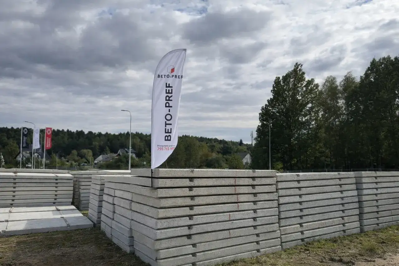 Stosy płyt betonowych, idealnych do budowy dróg, z logo BETO-PREF. Beton C30/37 gotowy do użycia.