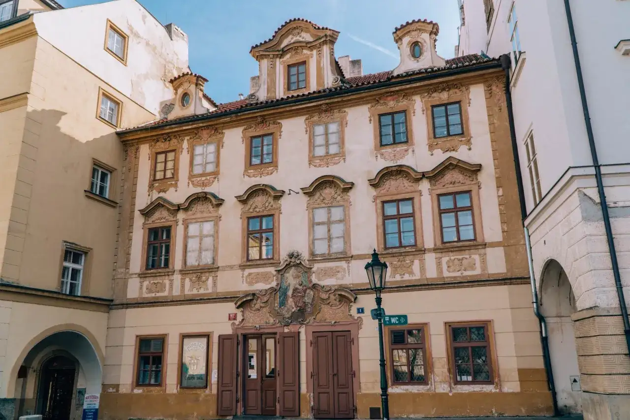 Elegancka kamienica w Pradze, blisko wejścia na zamek na Hradczanach. Bilety do zwiedzania warto kupić wcześniej.