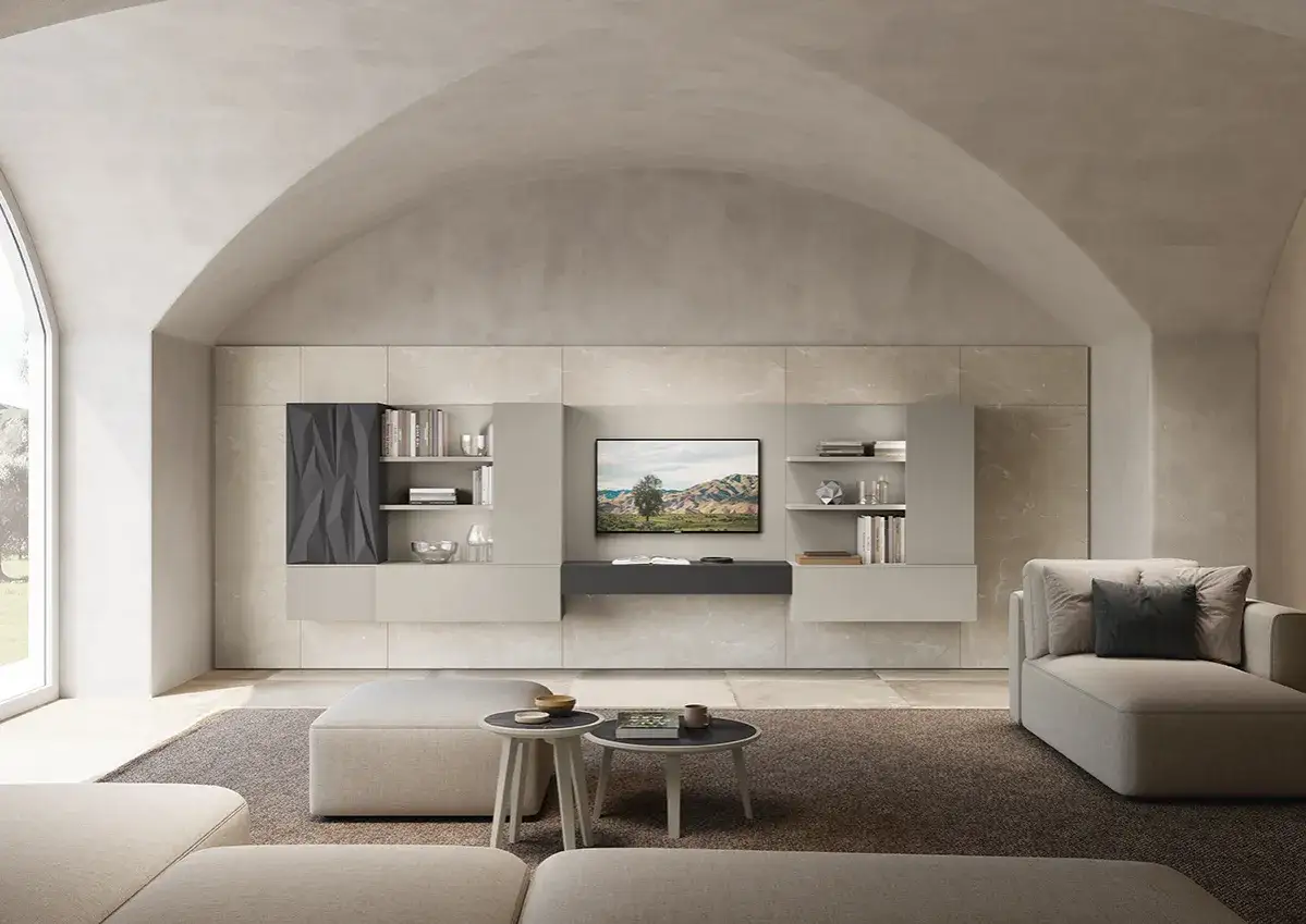Soggiorno moderno con pareti color sabbia del deserto, mobili componibili, divano e tavolini.