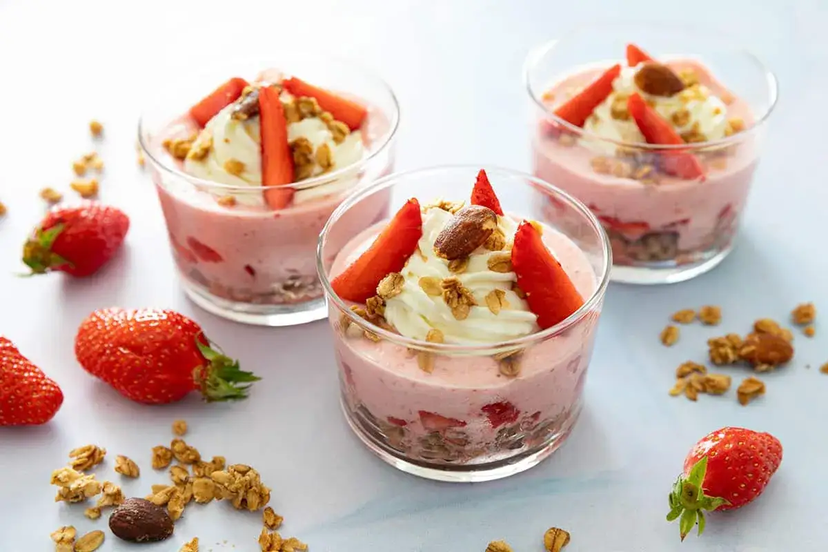 Trois verrines fraise sans mascarpone, garnies de cr&egrave;me fouett&eacute;e, granola et amandes. Un d&eacute;lice l&eacute;ger et fruit&eacute;.