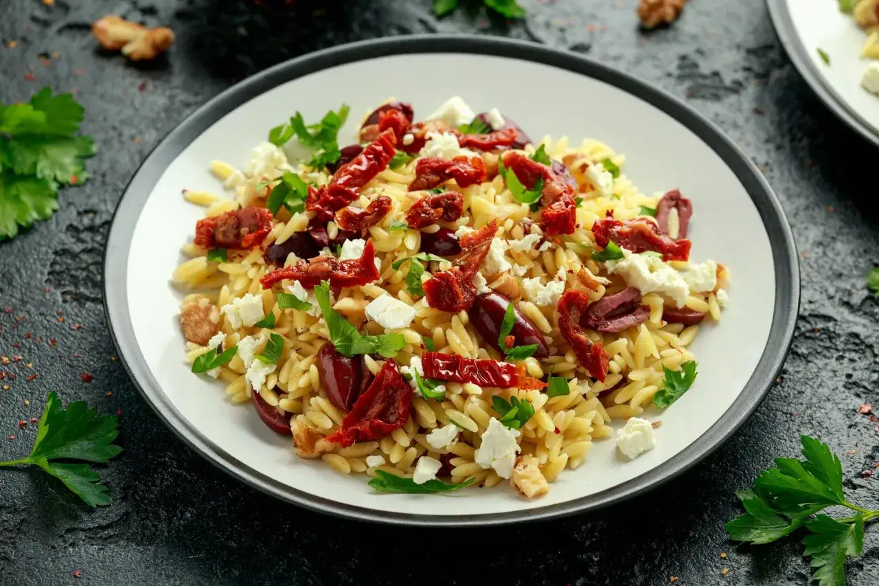 rozgotowany makaron orzo