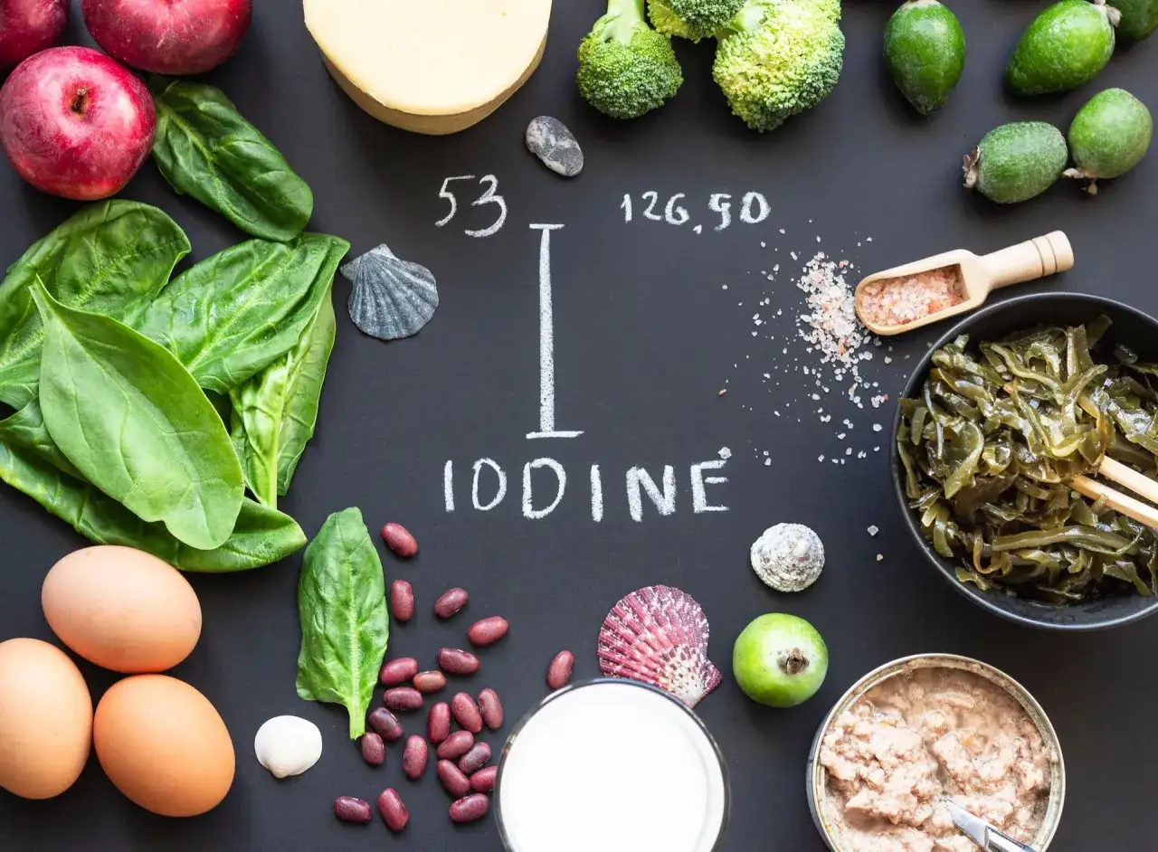 Alimenti ricchi di iodio: alghe, pesce, uova, latticini, spinaci, mele, broccoli, fagioli.