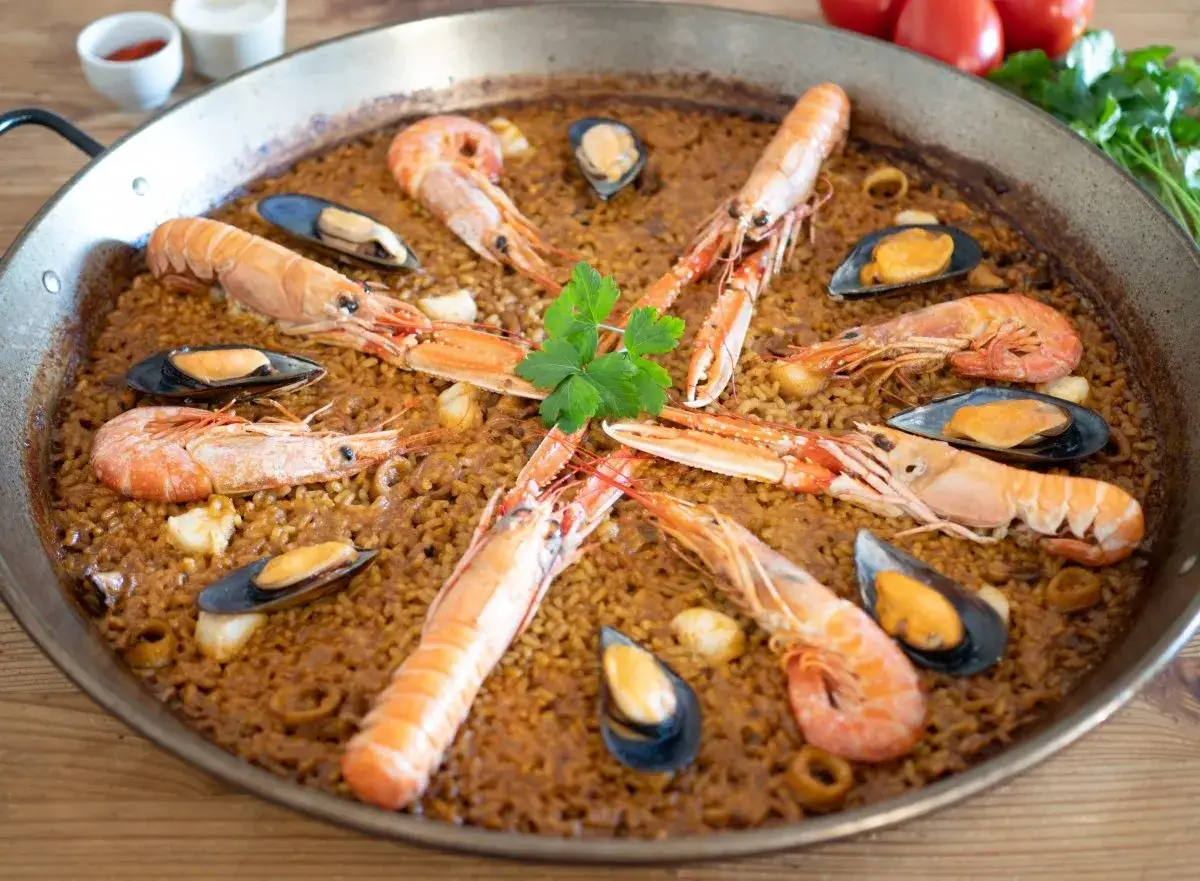 Paella de marisco, un plato principal perfecto para tu pr&oacute;ximo paella recept. Arroz dorado con gambas, mejillones y cigalas.