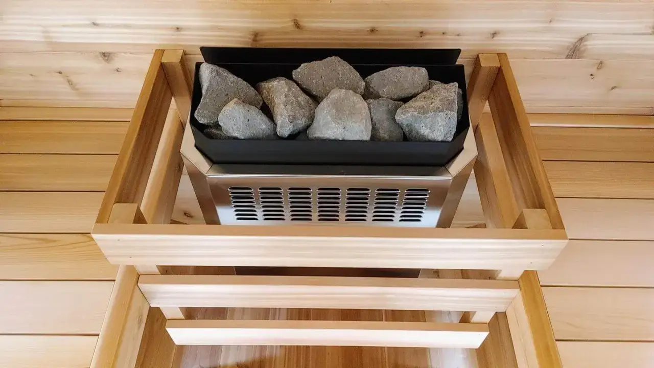 Riscaldatore per sauna fai da te con pietre riscaldate, pronto per creare un'oasi di relax.