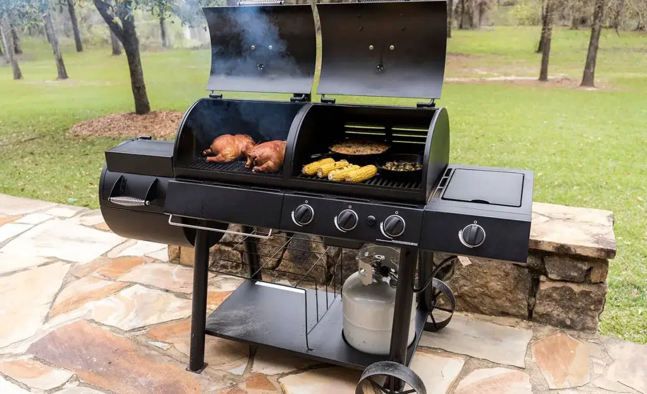 Co to jest grill? To czarny, gazowy grill z dwoma komorami, na których pieką się kurczaki i kukurydza.