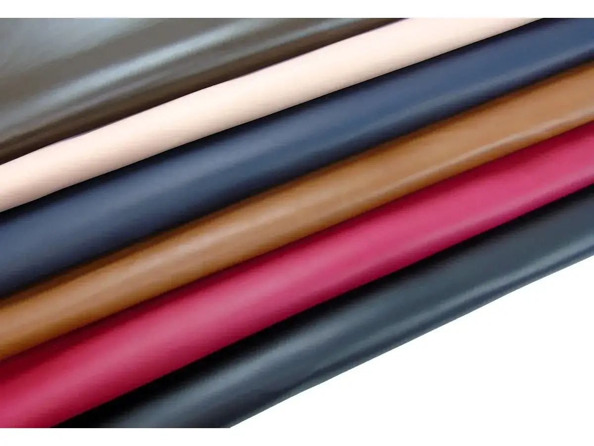 Échantillons de cuir aniline aux couleurs variées : beige, bleu marine, marron, bordeaux et noir.