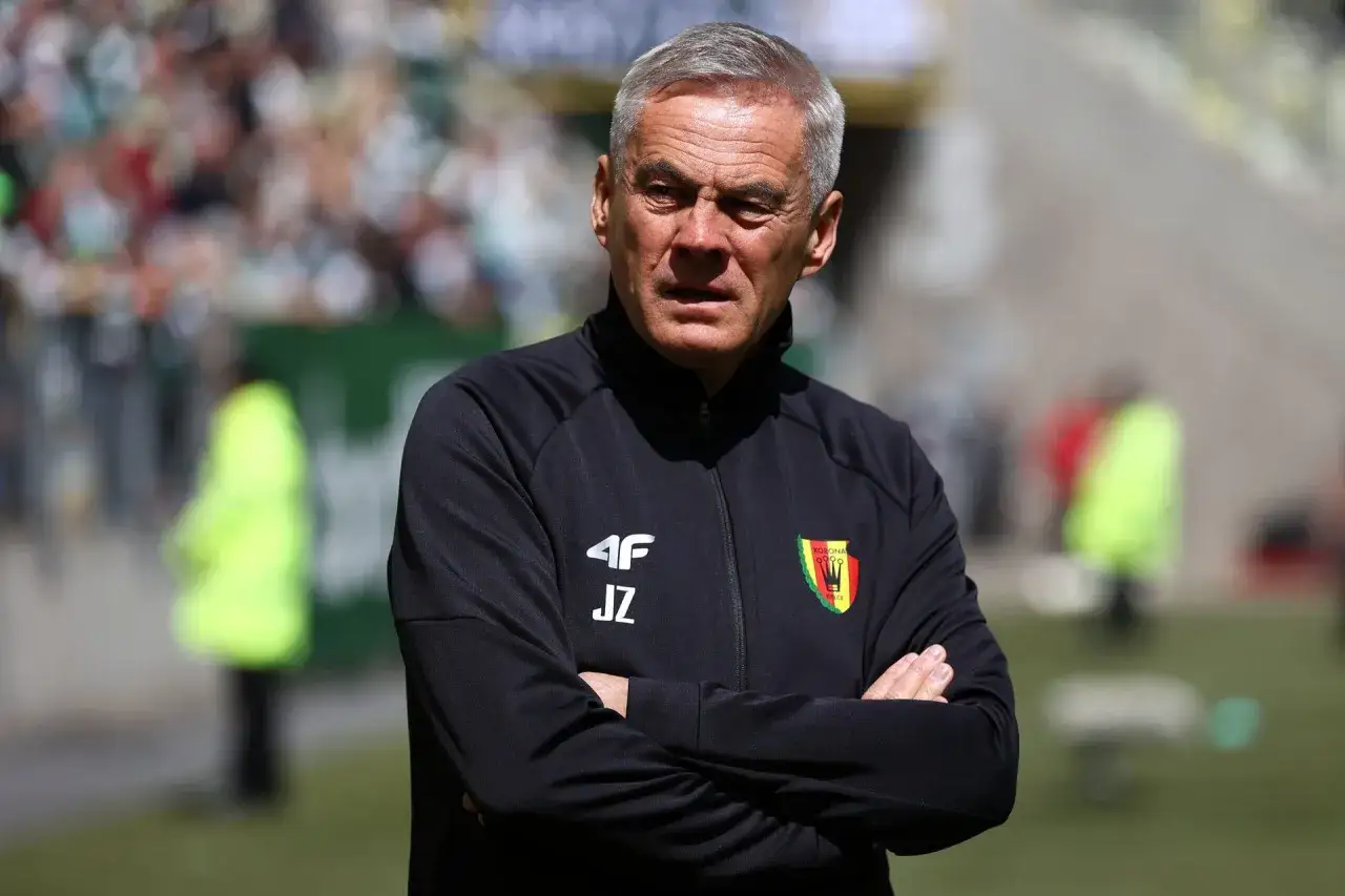 Jacek Zieliński trener Korony Kielce z założonymi rękami na tle stadionu.