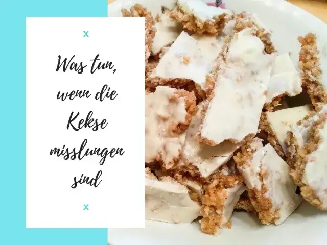 Jemand schaut frustriert auf misslungene Kekse oder einen Kuchen