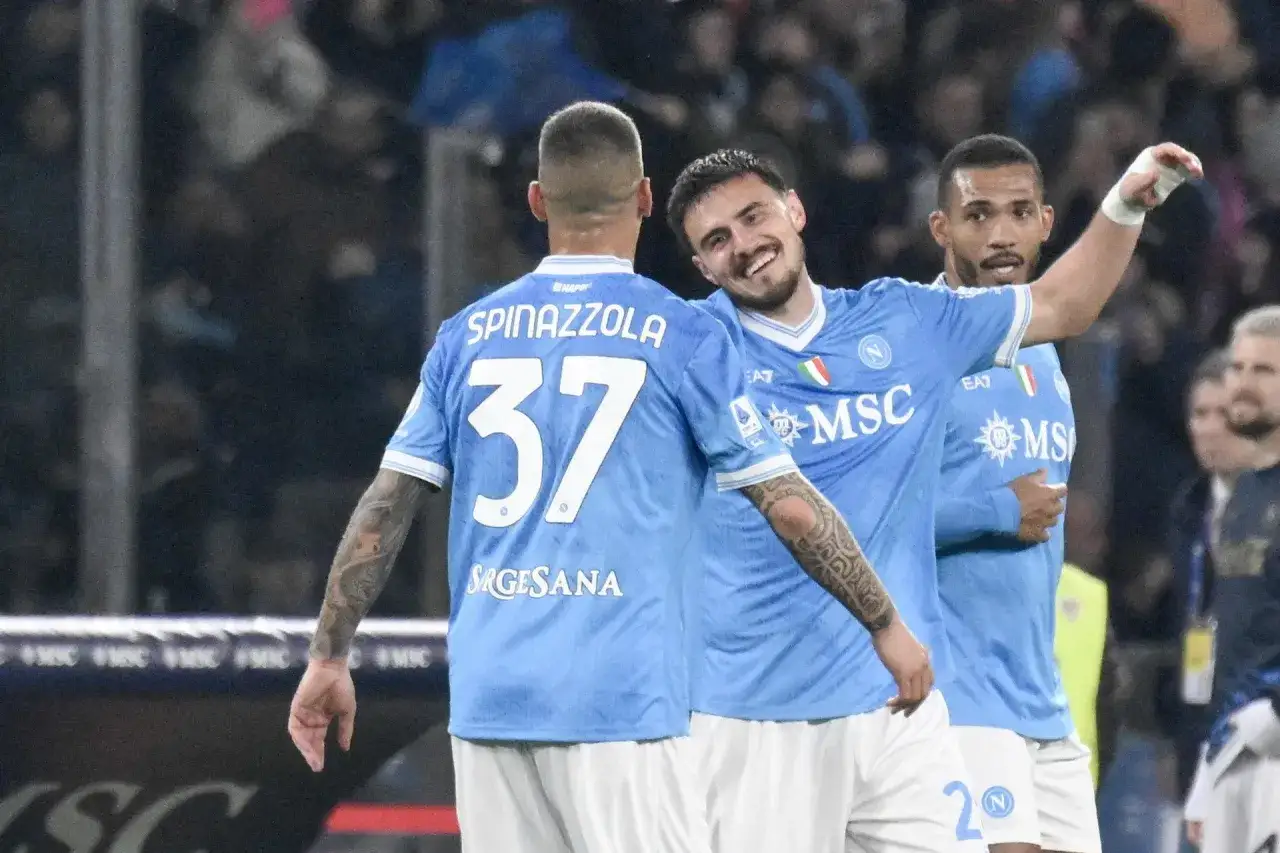 Piłkarze Napoli świętują zwycięstwo nad Torino. Radość na twarzach zawodników po ważnym meczu.