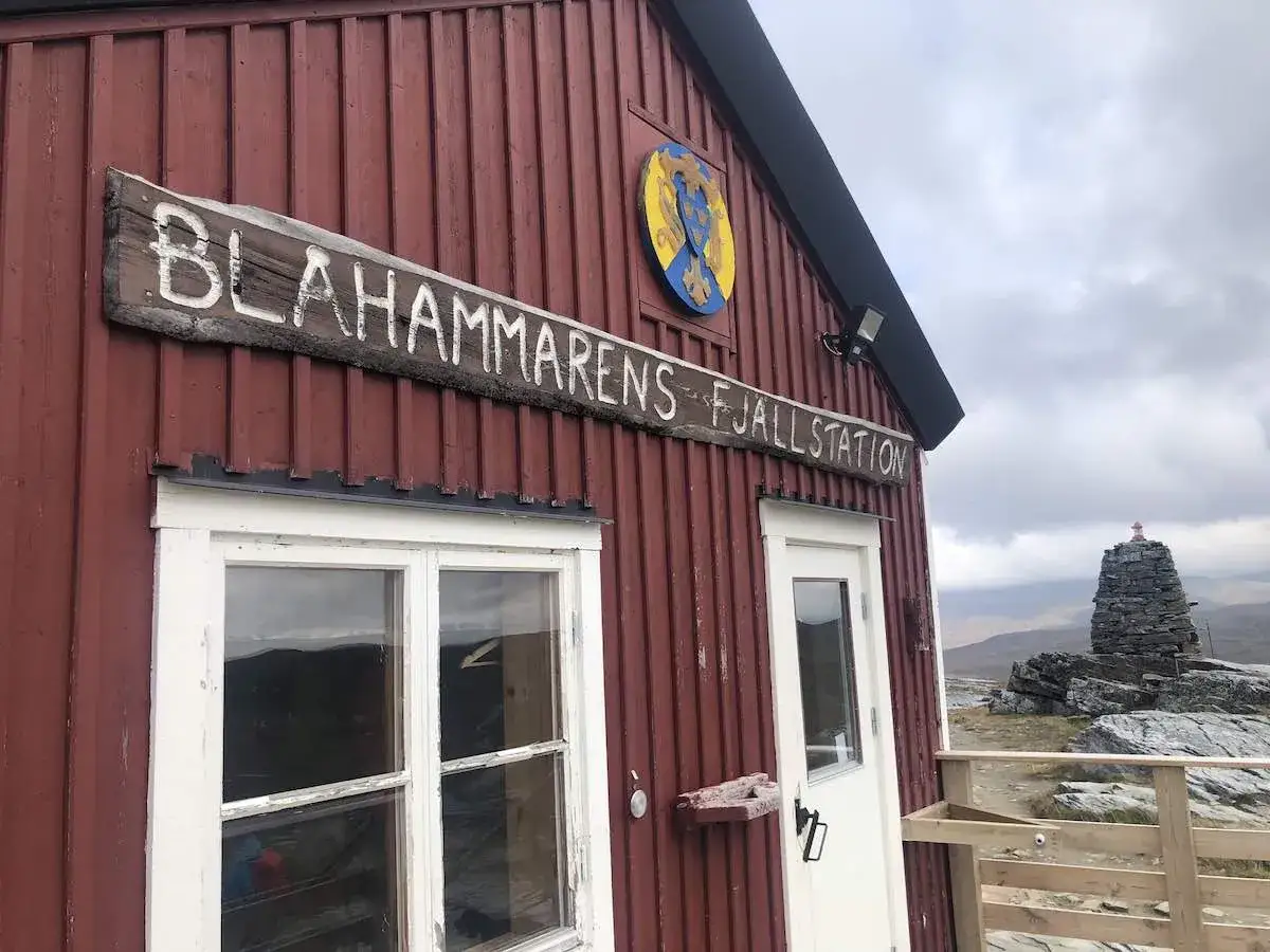 Röd fjällstation med skylt