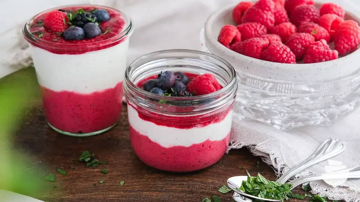 Verschiedene griechische Joghurt Dessert Ideen (Mousse, Bark, Torte)