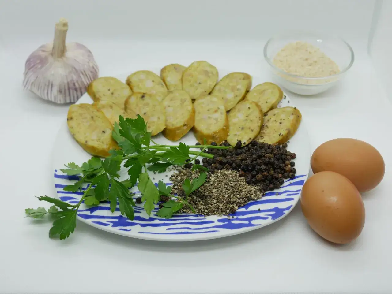 Ingredientes para morcilla blanca: rodajas de morcilla, ajo, perejil, pimienta negra, pan rallado y huevos.