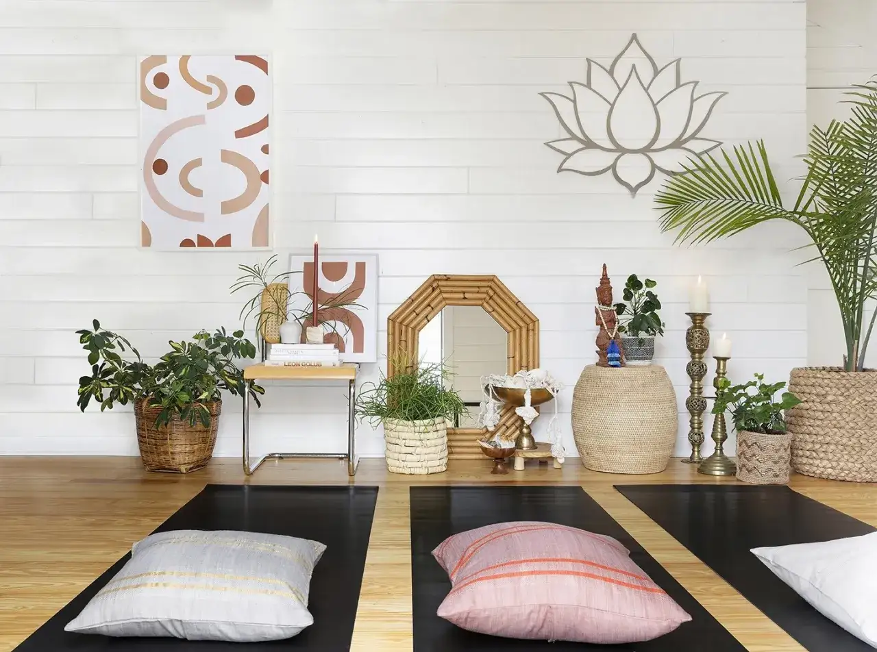 Ein ruhiger Raum f&uuml;r Metta Meditation, mit Yogamatten, Kissen, Pflanzen und inspirierenden Wanddekorationen.