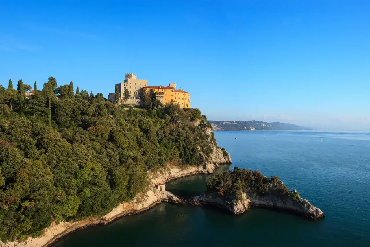 Castello di Miramare, una delle meraviglie da scoprire a Trieste e dintorni, domina il mare blu.