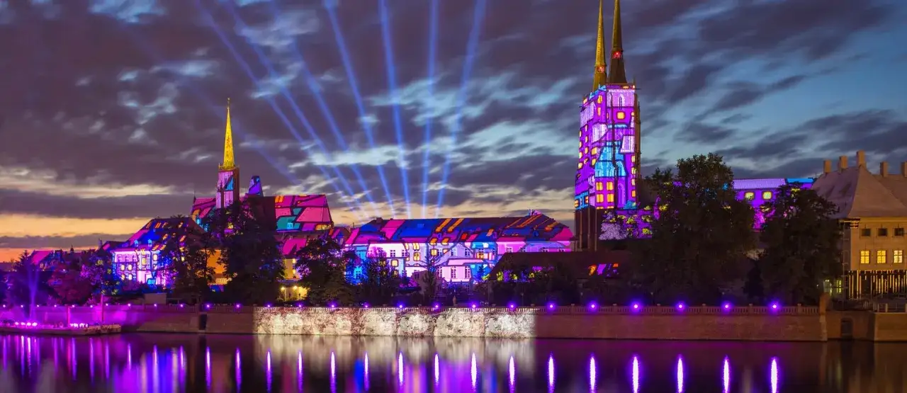 Wrocław nocą: katedra i budynki oświetlone kolorowymi projekcjami. Warto zobaczyć to widowisko!
