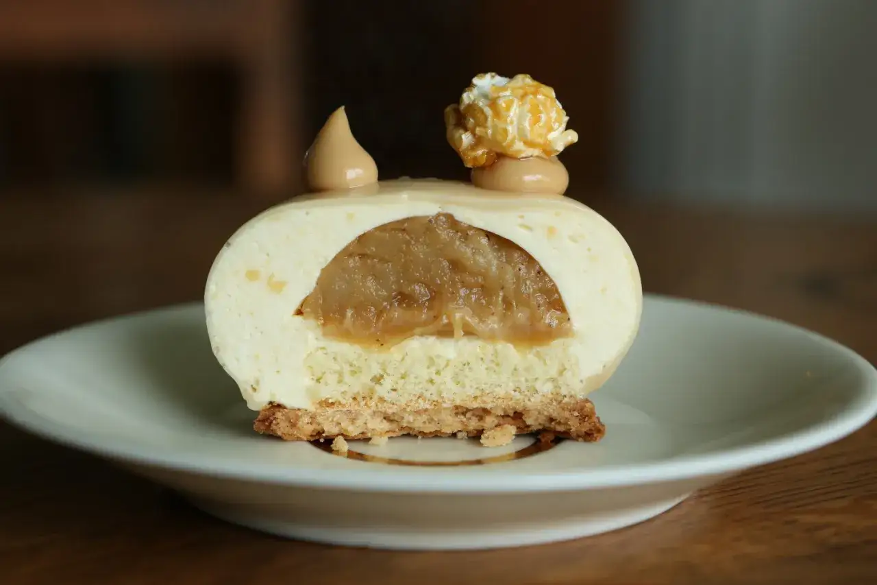 Gâteau mousseux glacé, cœur caramel et garniture de pop corn caramel.