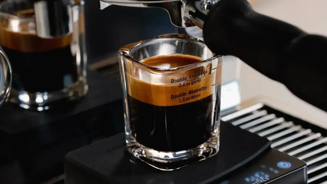 En dubbel ristretto och espresso i glasb&auml;gare, med markeringar f&ouml;r b&aring;da.