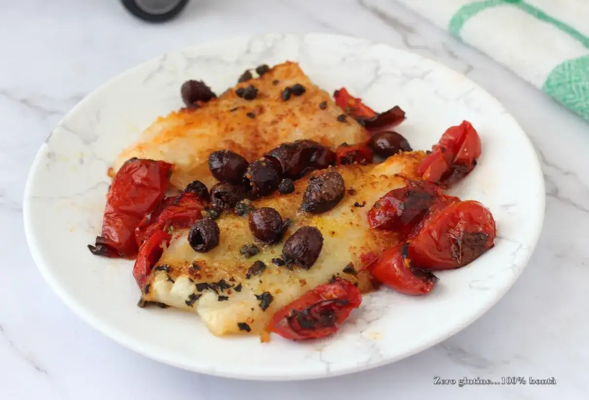 Filetti di merluzzo in friggitrice ad aria, cotti con pomodorini e olive nere. Un piatto leggero e saporito.