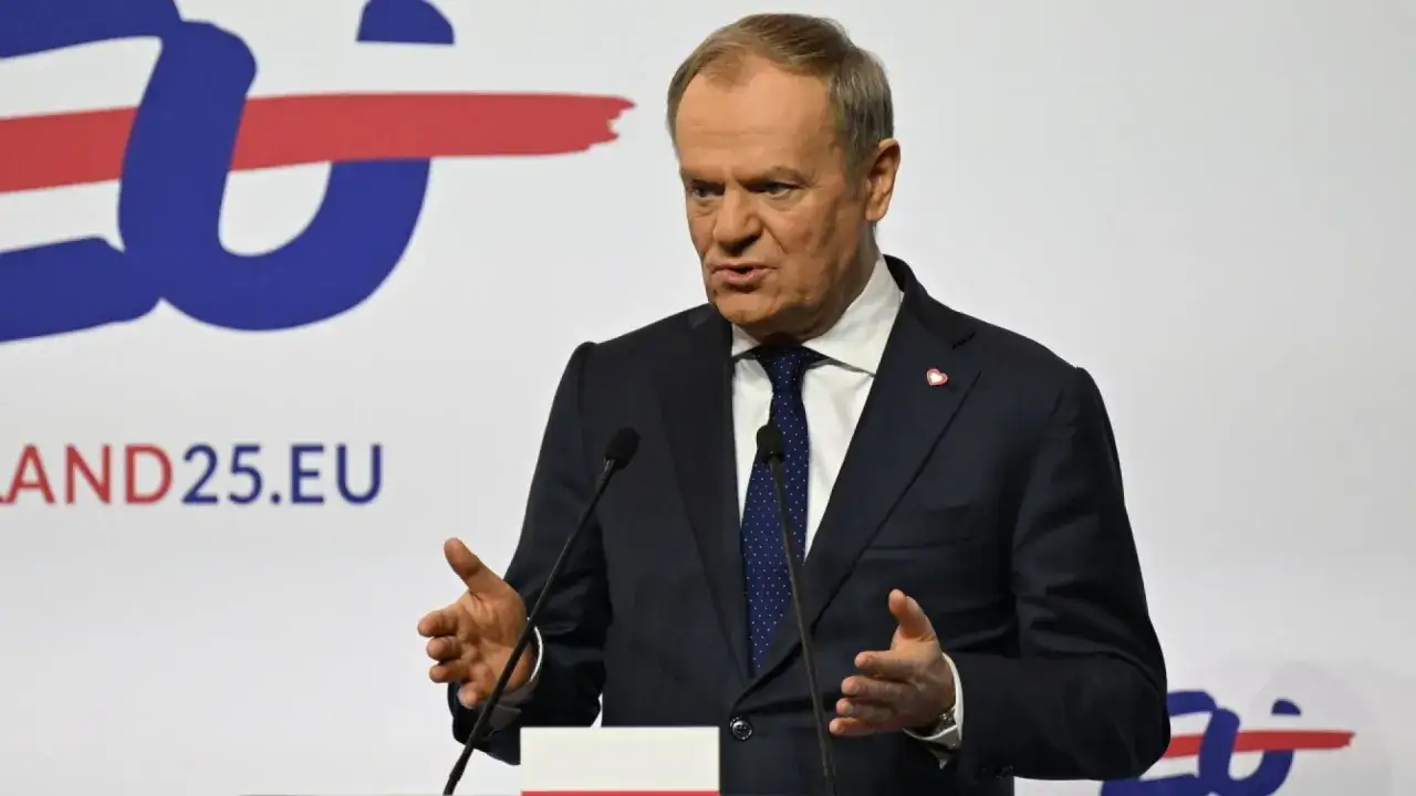 Donald Tusk w Koszalinie przemawia na tle logo
