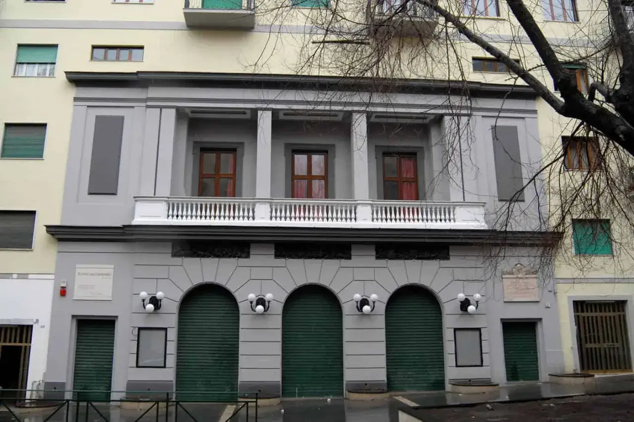 Facciata del Teatro San Ferdinando di Napoli. La sua programmazione è sempre ricca di eventi.