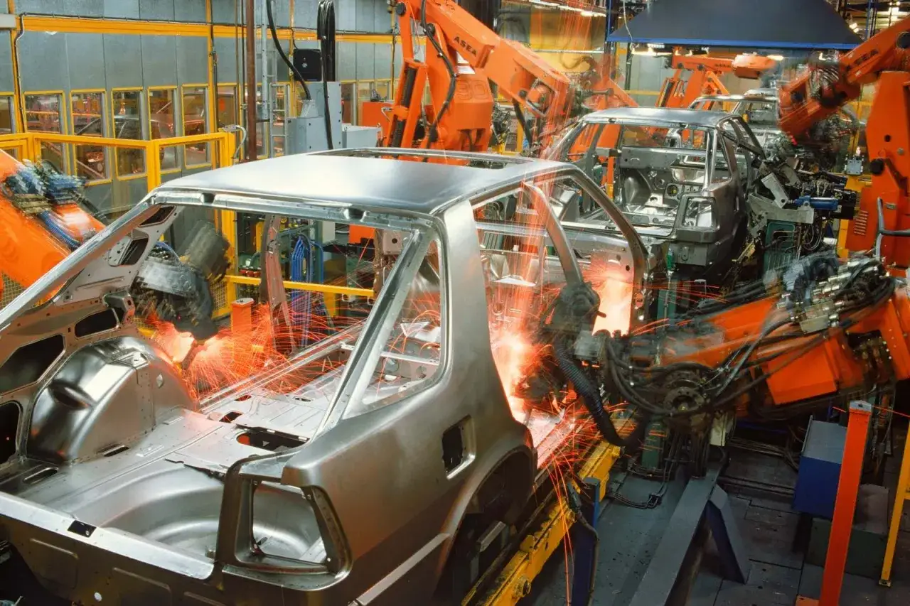 Robots sueldan carrocer&iacute;as de coches en una f&aacute;brica. As&iacute; se responde a cuanto se tarda en fabricar un coche.