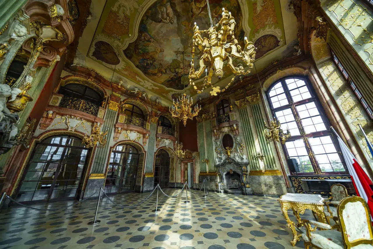 Zamek Książ: bogato zdobione wnętrza, złote żyrandole, malowany sufit. Cennik zwiedzania dostępny online.