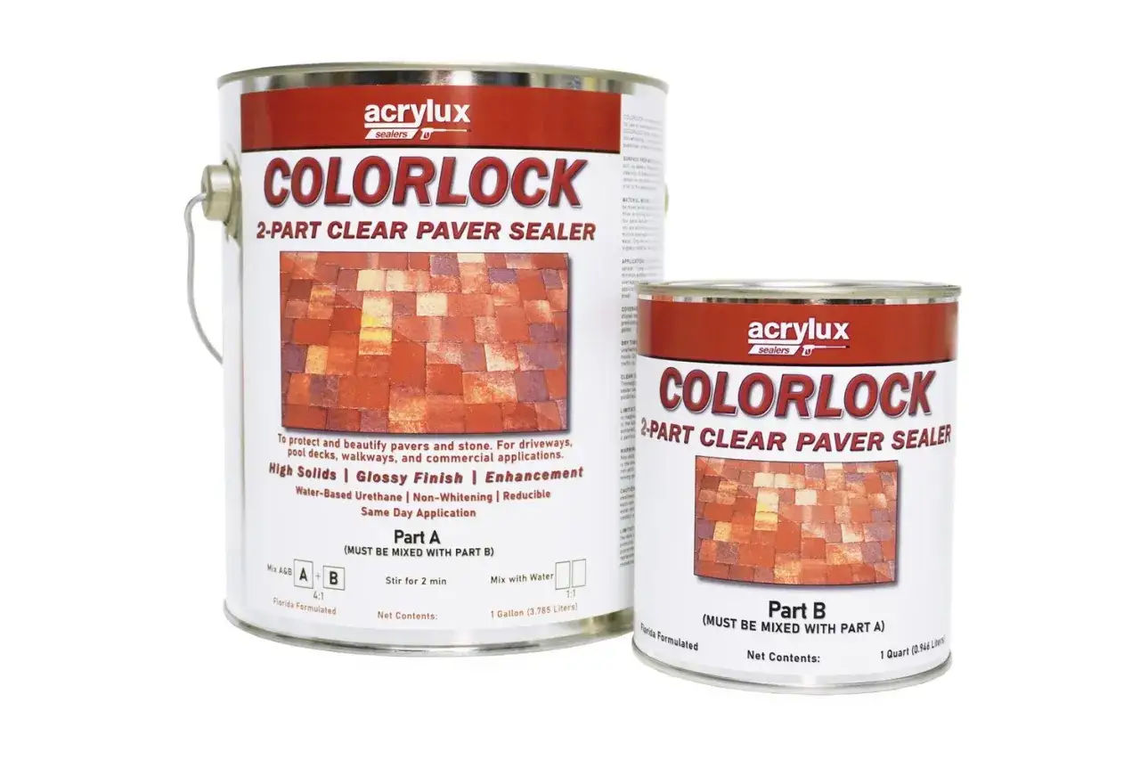 Latas de pintura bicomponente Acrylux Colorlock para sellar adoquines, con imagen de adoquines sellados.