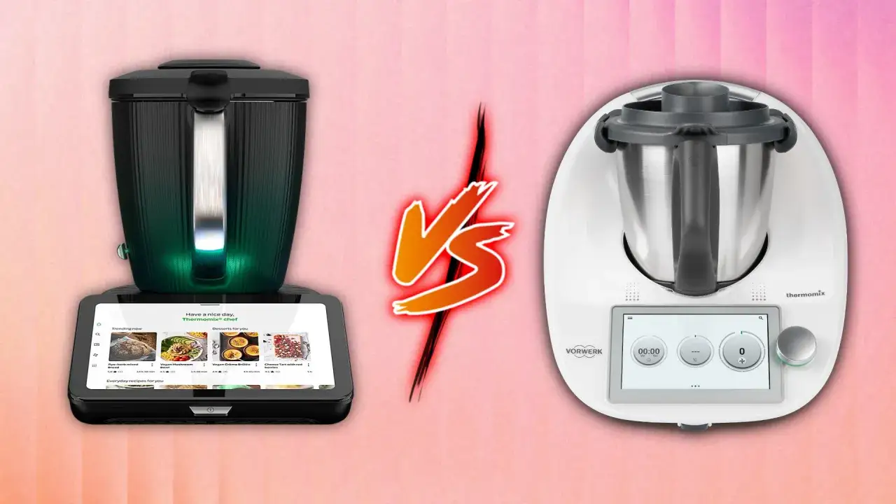 Czarny i biały Thermomix obok siebie. Zastanawiasz się, ile wat ma Thermomix? Oba modele to potężni pomocnicy w kuchni.